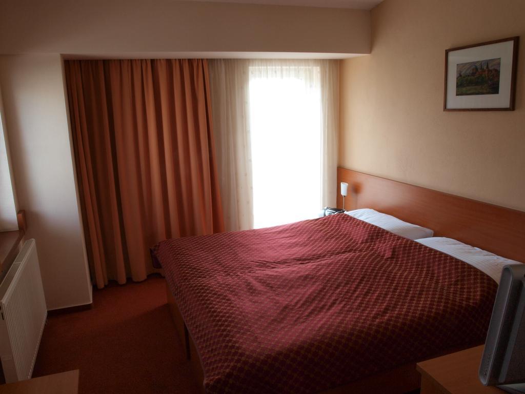 Hotel Dominika Pressburg Zimmer foto